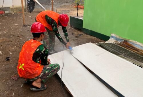 Percepatan Pemasangan Plafon Teras RTLH Bapak Walianto oleh Satgas TMMD Ke-129