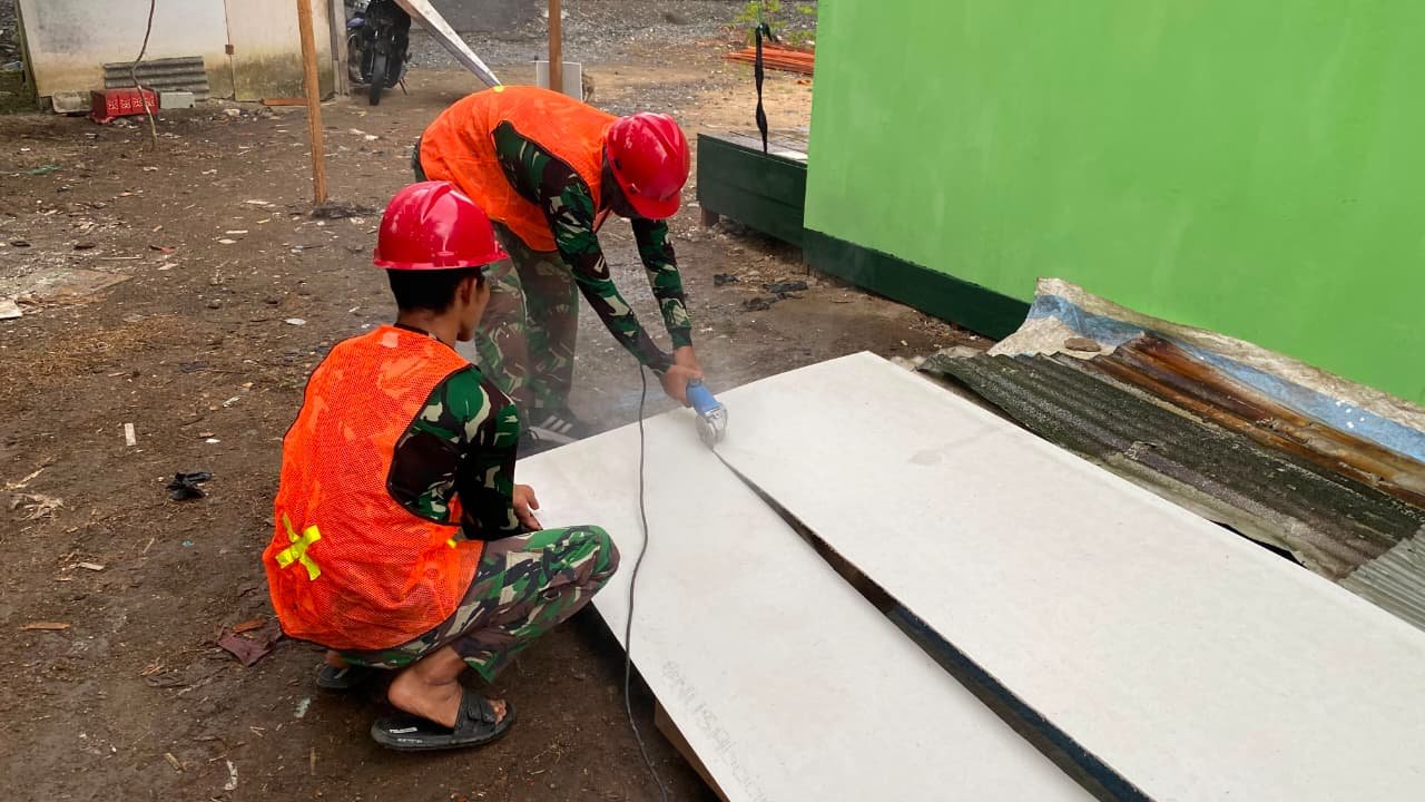 Percepatan Pemasangan Plafon Teras RTLH Bapak Walianto oleh Satgas TMMD Ke-129