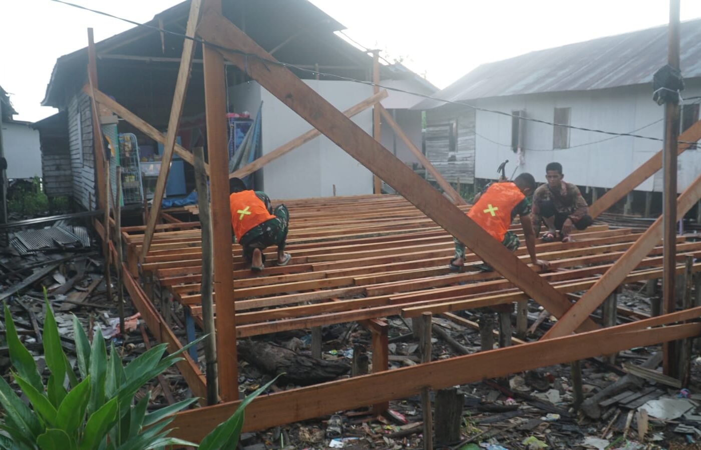 Percepatan Pembangunan RTLH Ibu Rini oleh Satgas TMMD Ke-129