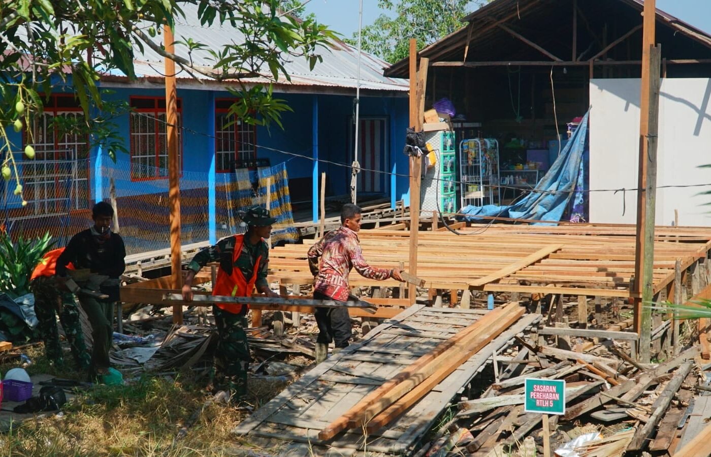 Satgas TMMD dan Warga Lanjutkan Pemasangan Kerangka Gelagar RTLH Ibu Rini