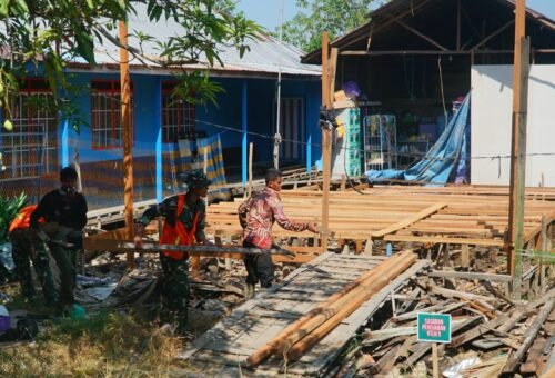 Satgas TMMD dan Warga Lanjutkan Pemasangan Kerangka Gelagar RTLH Ibu Rini