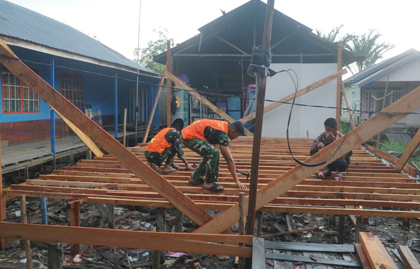 Sinergi antara Satgas TMMD dan Warga Dalam Progres Pembangunan Rumah Ibu Rini