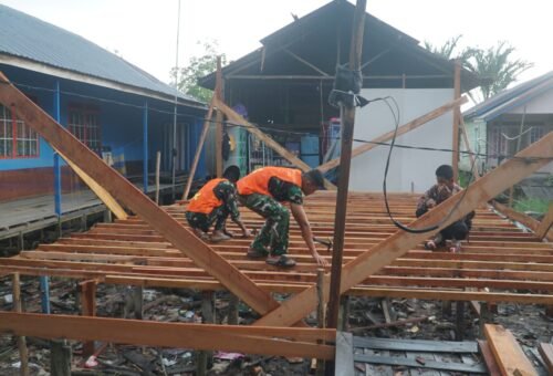 Sinergi antara Satgas TMMD dan Warga Dalam Progres Pembangunan Rumah Ibu Rini