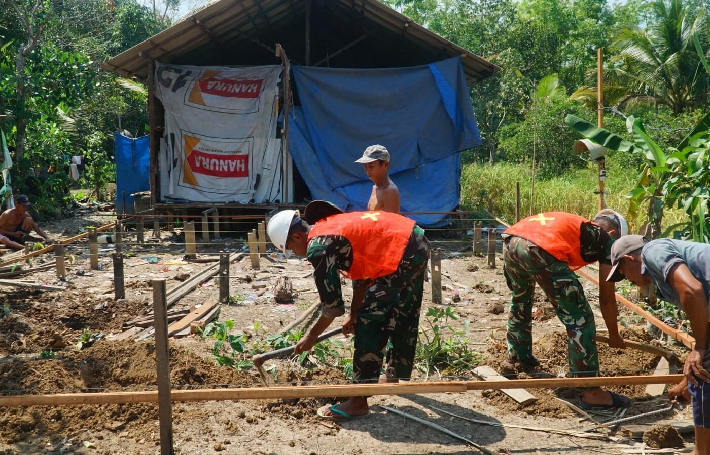 Pemasangan Kerangka Gelagar RTLH Bapak Masrani Dipercepat oleh Satgas TMMD Ke-129