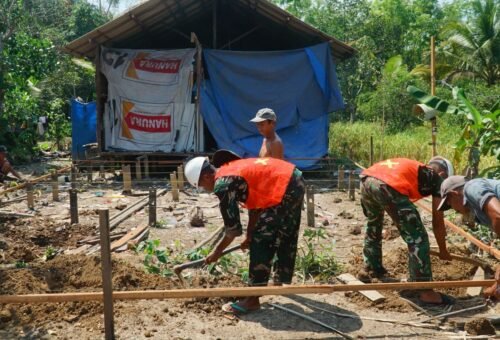 Pemasangan Kerangka Gelagar RTLH Bapak Masrani Dipercepat oleh Satgas TMMD Ke-129