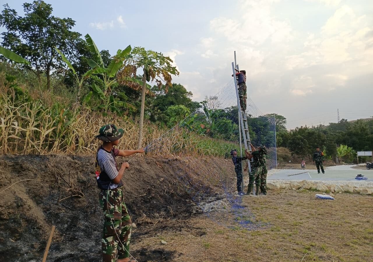 Gotong Royong Satgas TMMD dan Pemuda Rampungkan Jaring Pengaman Lapangan Voli Desa Tlemang