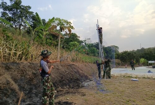 Gotong Royong Satgas TMMD dan Pemuda Rampungkan Jaring Pengaman Lapangan Voli Desa Tlemang