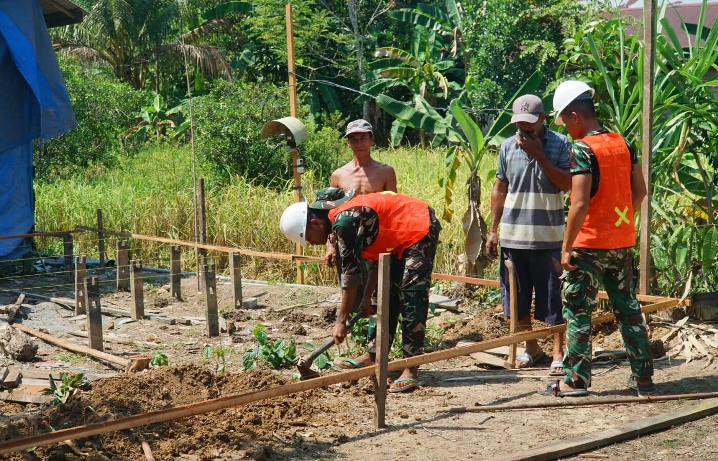 Pembangunan RTLH Bapak Masrani: Kerangka Atap Mulai Dipasang