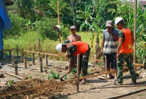 Pembangunan RTLH Bapak Masrani: Kerangka Atap Mulai Dipasang