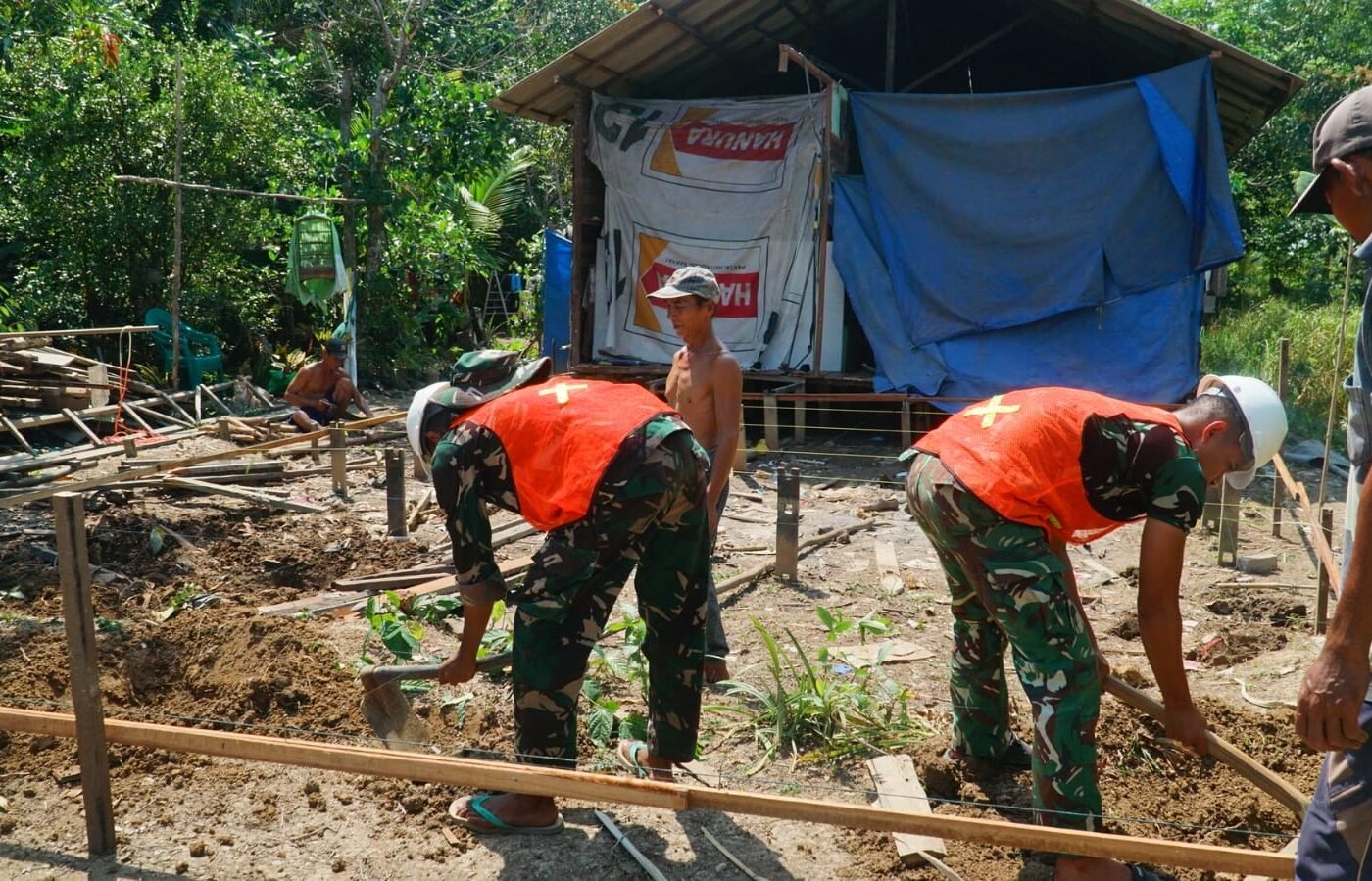 Pemasangan Kerangka Gelagar RTLH oleh Satgas TMMD untuk Peningkatan Hunian di Kapuas