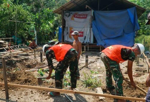 Pemasangan Kerangka Gelagar RTLH oleh Satgas TMMD untuk Peningkatan Hunian di Kapuas