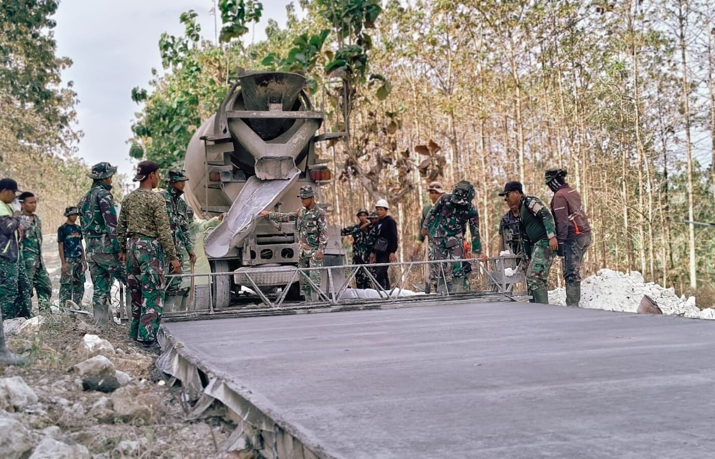 Semangat Juang Prajurit TNI dalam TMMD 129 di Desa Tlemang