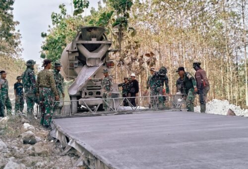 Semangat Juang Prajurit TNI dalam TMMD 129 di Desa Tlemang