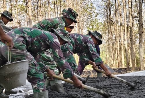 Kolaborasi TNI dan Masyarakat dalam Proyek TMMD 129 di Tlemang