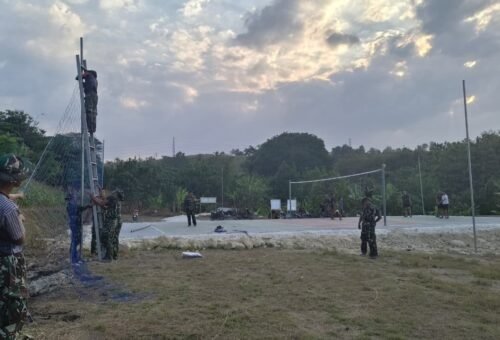 Pembenahan Lapangan Voli di Desa Tlemang oleh Satgas TMMD 129