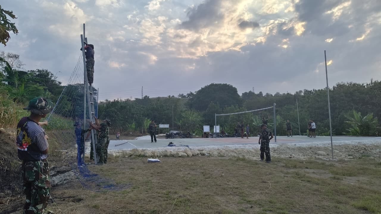 Pembenahan Lapangan Voli di Desa Tlemang oleh Satgas TMMD 129