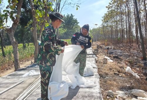 TMMD Ke-129: Implementasi Kualitas Konstruksi Melalui Pemasangan Plastik Alas