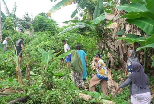 Satgas TMMD Ke-129 Kodim 1311/Morowali dan Warga Bersinergi Membersihkan Masjid Desa Polewali