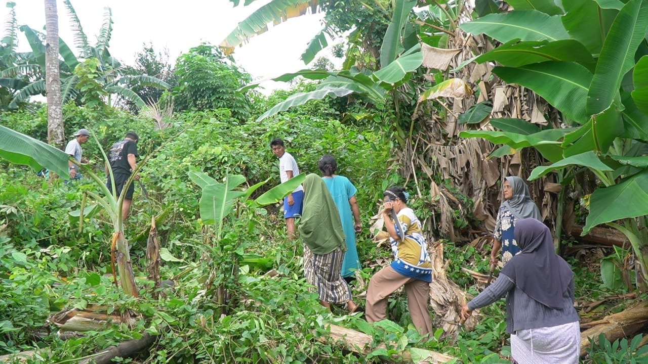 Satgas TMMD Ke-129 Kodim 1311/Morowali dan Warga Bersinergi Membersihkan Masjid Desa Polewali