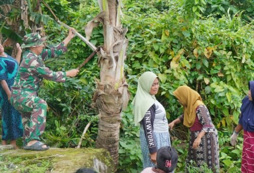 Antusiasme Ibu-Ibu PKK dalam Kegiatan Kerja Bakti Bersama Satgas TMMD Ke-129