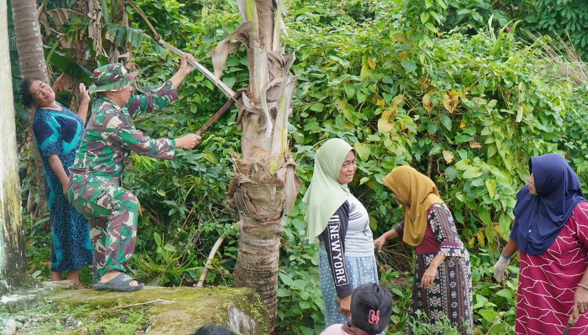 Antusiasme Ibu-Ibu PKK dalam Kegiatan Kerja Bakti Bersama Satgas TMMD Ke-129