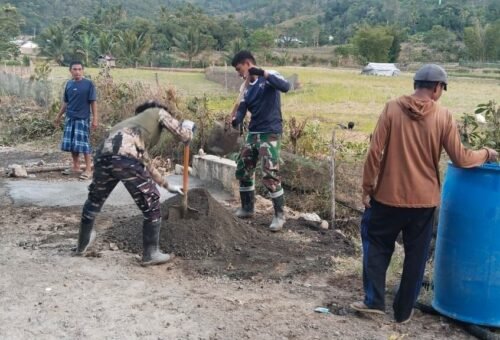 Pengecoran Dekker Titik 3 oleh Satgas TMMD Ke-129 di Kampung Baru