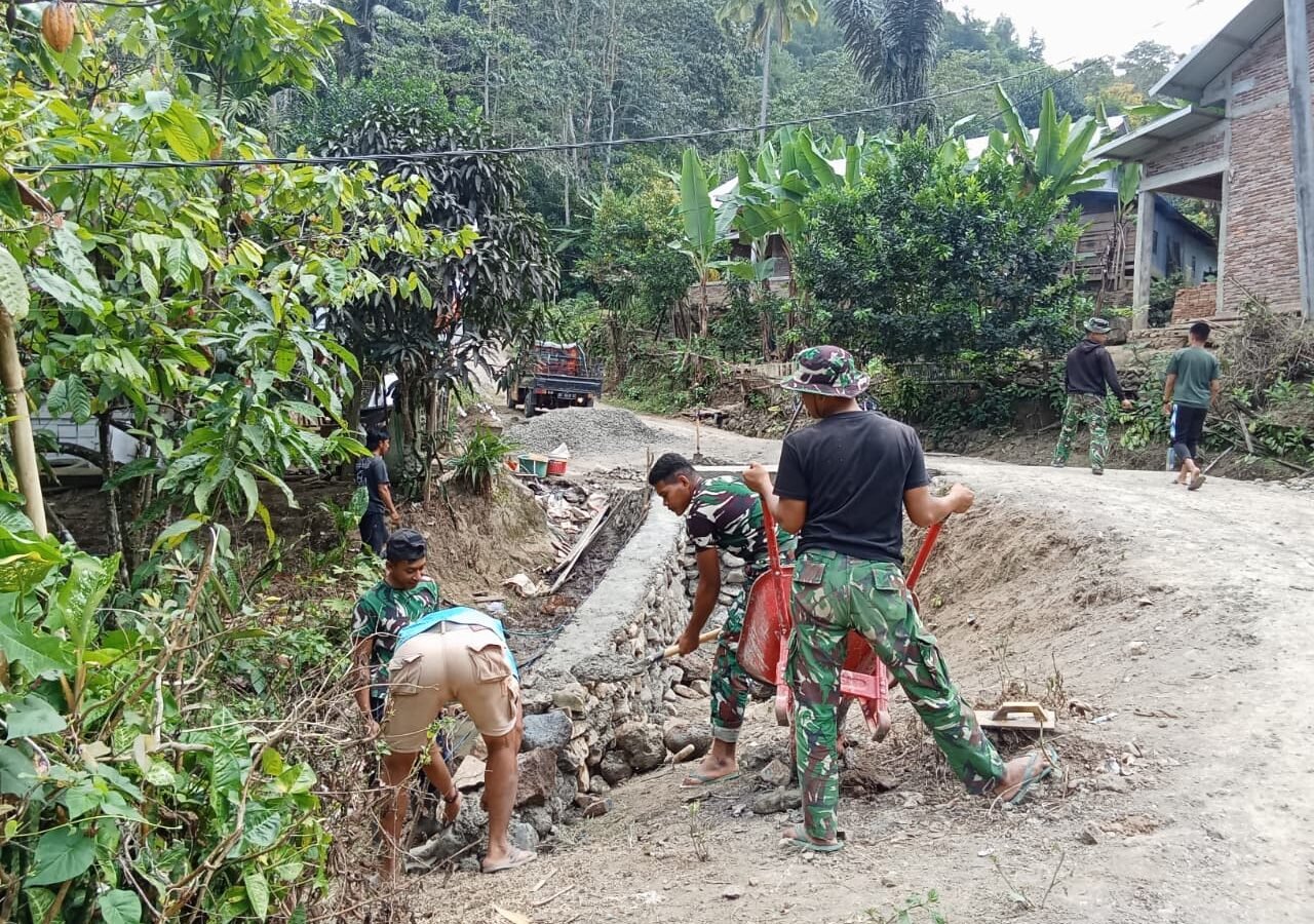 Pengerjaan Pengecoran Dekker Titik 2 di Dusun Samaenre oleh Satgas TMMD Ke-129
