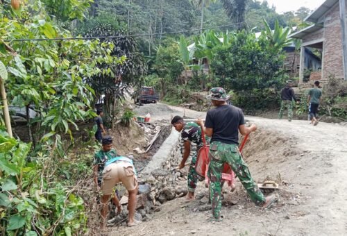 Pengerjaan Pengecoran Dekker Titik 2 di Dusun Samaenre oleh Satgas TMMD Ke-129