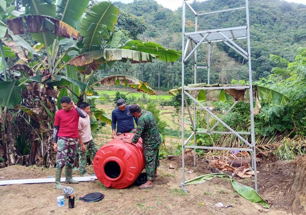 Kegiatan Satgas TMMD Ke-129 Kodim 1407/Bone: Pengecatan dan Persiapan Tandon Air