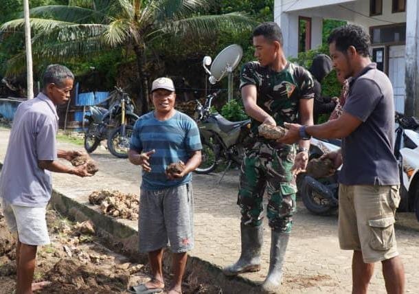 Sinergi TNI dan Warga Mempercepat Proyek Rabat Beton di Desa Polewali