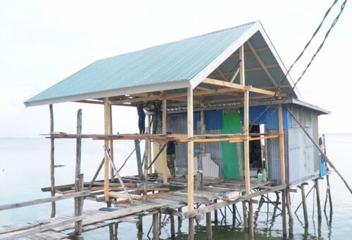 Pembangunan Rumah Ibu Syamsiah Terus Berjalan, Satgas TMMD Kerjakan Rangka Dinding Kalsiboard