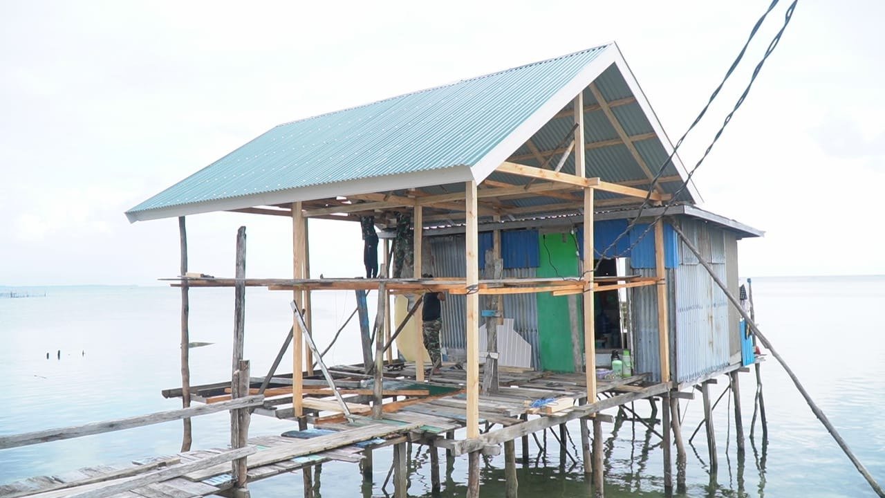 Pembangunan Rumah Ibu Syamsiah Terus Berjalan, Satgas TMMD Kerjakan Rangka Dinding Kalsiboard