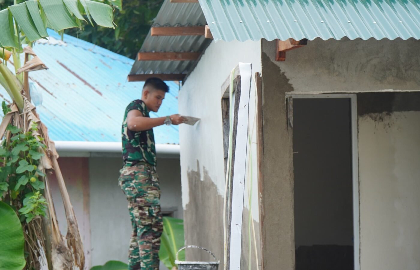 Proyek Pembangunan MCK Masjid Quba Berlanjut, Keramik Dinding Dipasang Bersama Warga