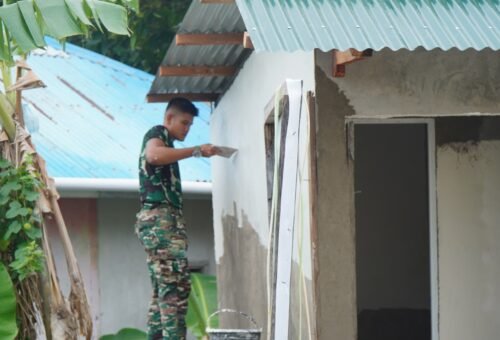 Proyek Pembangunan MCK Masjid Quba Berlanjut, Keramik Dinding Dipasang Bersama Warga