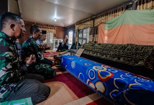 Kepedulian TNI, Dansatgas TMMD Ke-129 Kodim 1404/Pinrang Berkunjung ke Rumah Duka Warga Desa Tanratuo