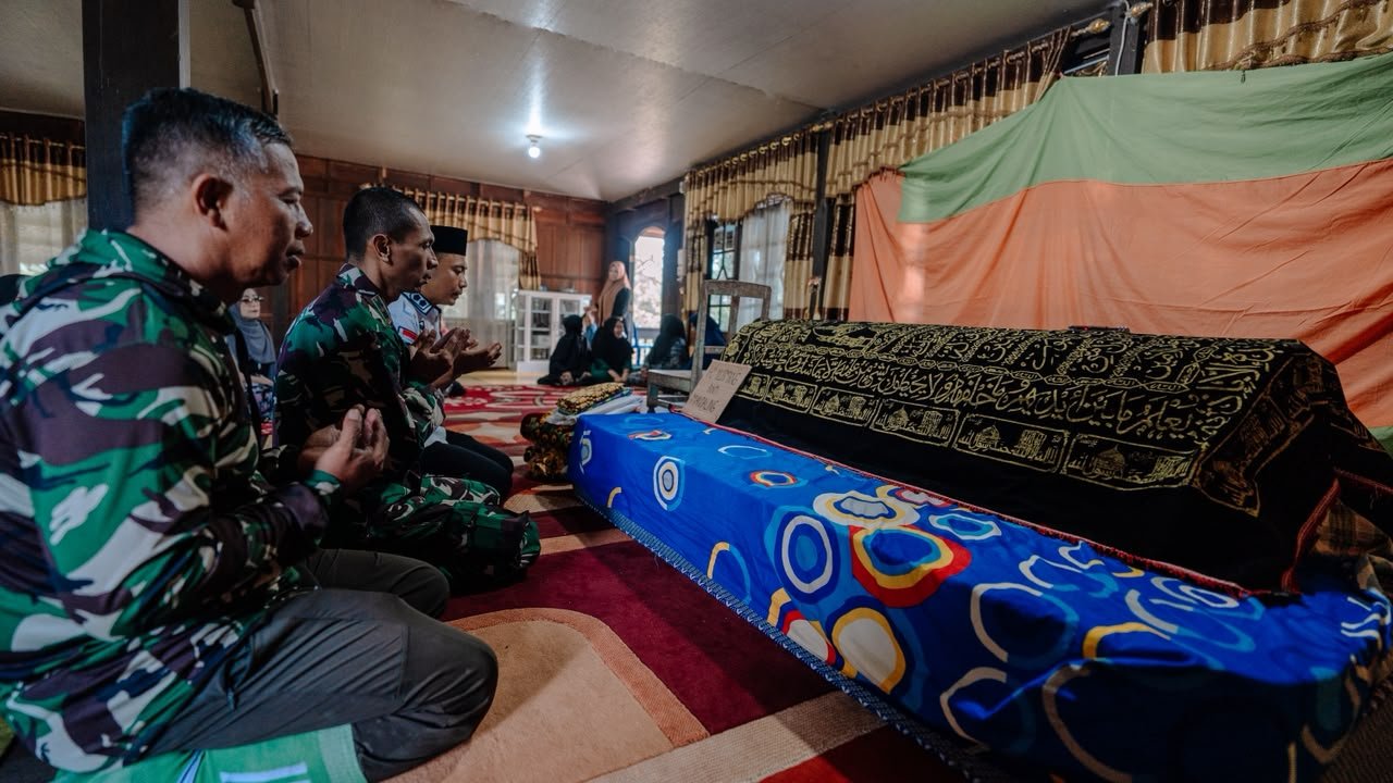 Kepedulian TNI, Dansatgas TMMD Ke-129 Kodim 1404/Pinrang Berkunjung ke Rumah Duka Warga Desa Tanratuo