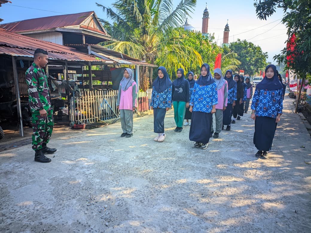 Latihan Gerak Jalan Siswa MTs DDI Malgawi Menyambut HUT Ke-81 RI