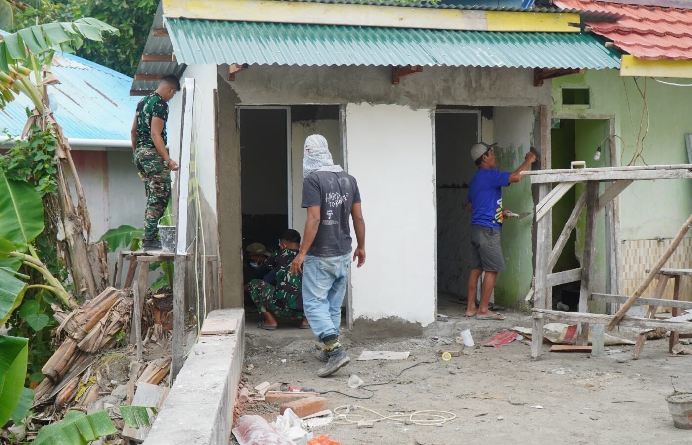 Sinergi TNI dan Warga Terlihat dalam Pembangunan MCK Masjid di Desa Umbele