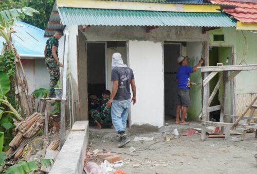 Sinergi TNI dan Warga Terlihat dalam Pembangunan MCK Masjid di Desa Umbele