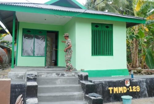 Renovasi RTLH Bapak Hardi oleh Satgas TMMD Ke-129 Kodim 1311/Morowali Berlanjut dengan Pemasangan Pintu