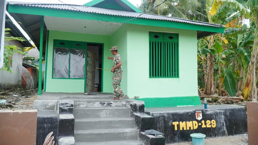 Renovasi RTLH Bapak Hardi oleh Satgas TMMD Ke-129 Kodim 1311/Morowali Berlanjut dengan Pemasangan Pintu