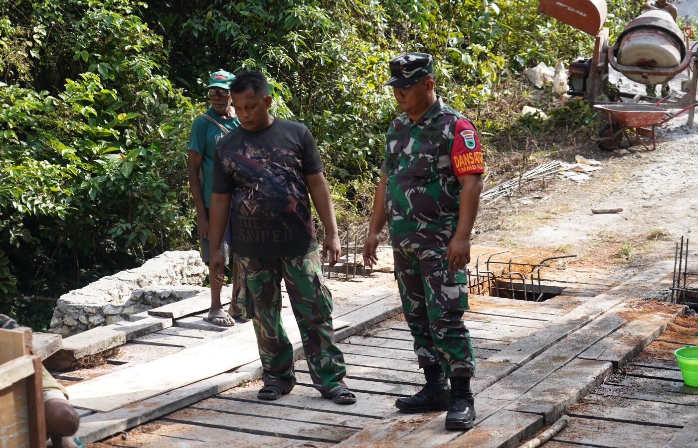 Komandan TMMD Ke-129 Mengawasi Progres Rehabilitasi Jembatan di Sesor