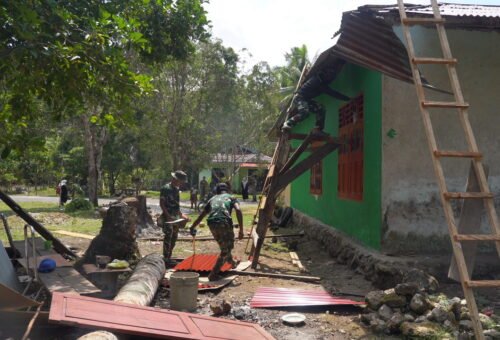 Rehab RTLH Milik Bapak Herman Terus Dikebut, Bukti Nyata Kepedulian Satgas TMMD Ke-129 Kodim 1807/Sorong Selatan