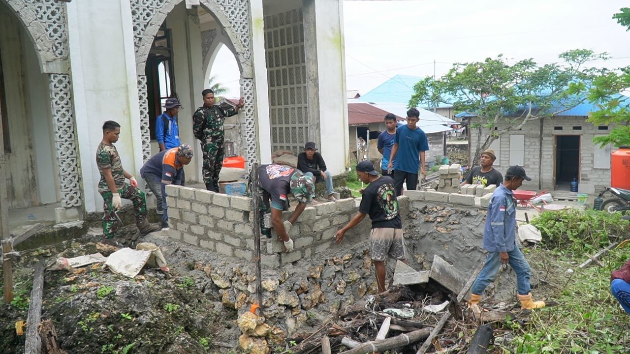 Pembangunan Sistem Air Bersih di Masjid Desa Umbele Lama oleh Satgas TMMD Ke-129