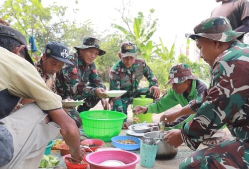 Kebersamaan TNI dan Warga dalam TMMD ke-129, Gotong Royong dan Makan Bersama di Desa Luwung Kencana
