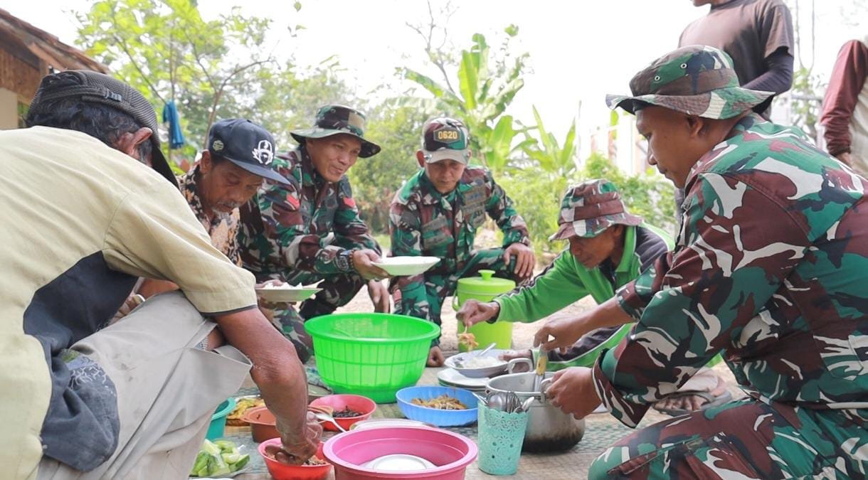 Kebersamaan TNI dan Warga dalam TMMD ke-129, Gotong Royong dan Makan Bersama di Desa Luwung Kencana