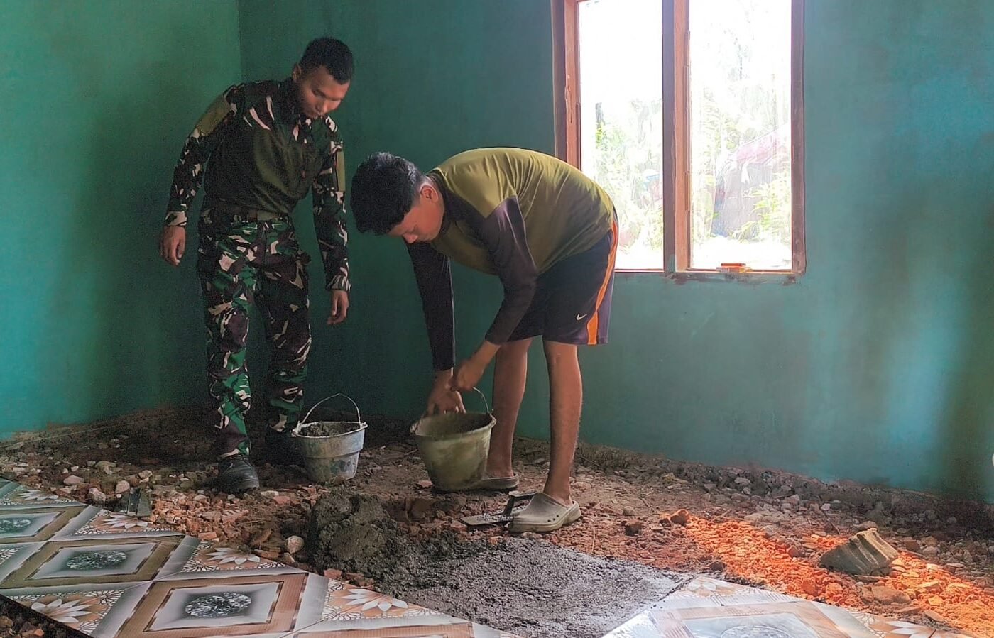 Pemasangan Keramik di Rumah Bapak Karno, Tanda Kesungguhan TMMD ke-129