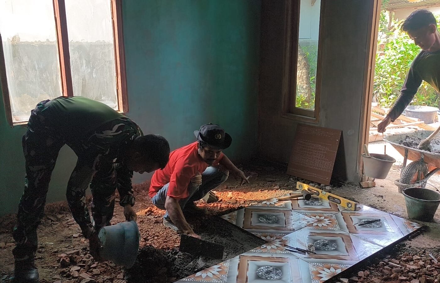 Proses Pembangunan Rumah Layak Huni, Keramik Jadi Fokus Utama TMMD ke-129