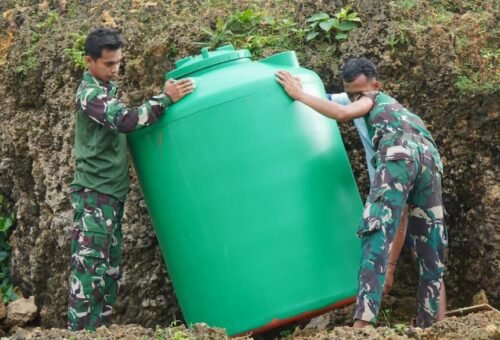 Kerja Sama Satgas TMMD Ke-129 Kodim 1311/Morowali dan Warga dalam Pemasangan Tandon Air di Masjid Desa Polewali