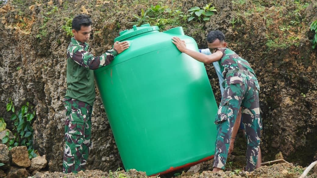 Kerja Sama Satgas TMMD Ke-129 Kodim 1311/Morowali dan Warga dalam Pemasangan Tandon Air di Masjid Desa Polewali
